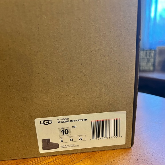 BNWB Ugg Platforms size 10 - Picture 4 of 4